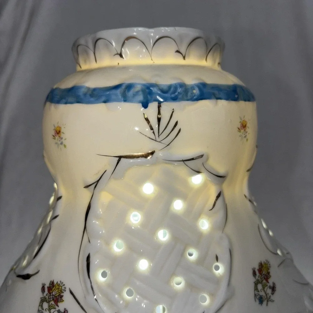 Vintage 70s Porcelain Courting Couple Lamp Lace Style Pierced Shade Works‎ EUC